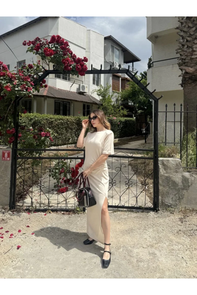 Kısa Kollu Uzun Yandan Yırtmaçlı Elbise